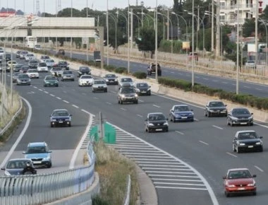 Έντονη κίνηση στην εθνική οδό Αθηνών-Κορίνθου λόγω της επιστροφής των εκδρομέων του Αγ. Πνεύματος